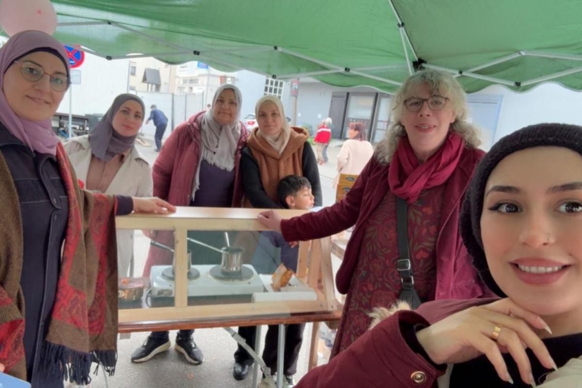 Frauen laden ein zu arabischem Kaffee und Baklava