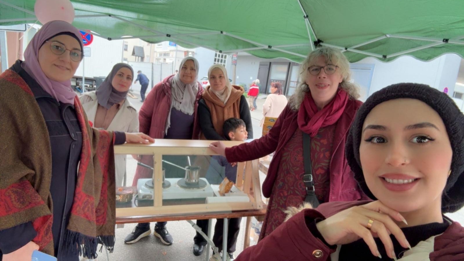 Frauen laden ein zu arabischem Kaffee und Baklava