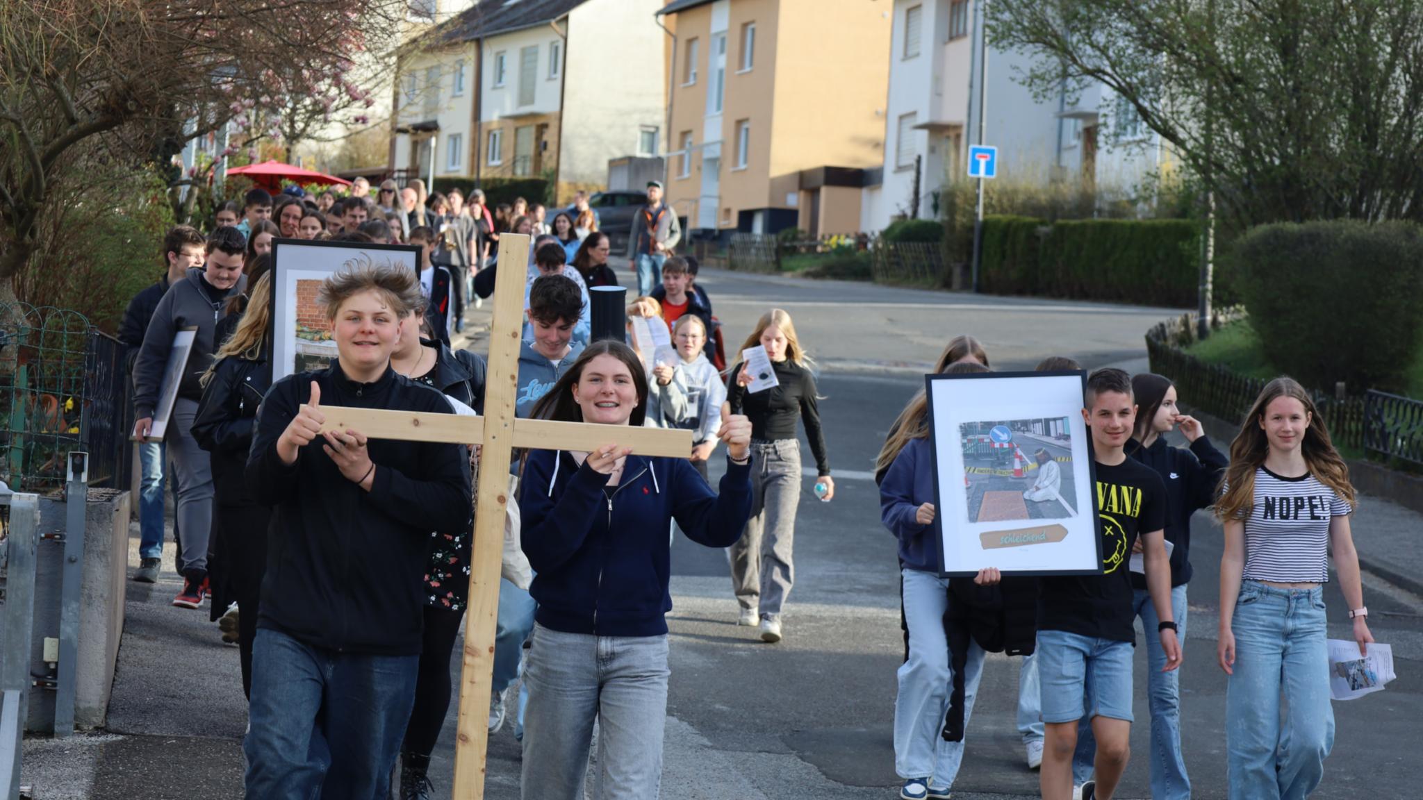 Auch in diesem Jahr fand wieder ein Jugendkreuzweg in Simmern statt