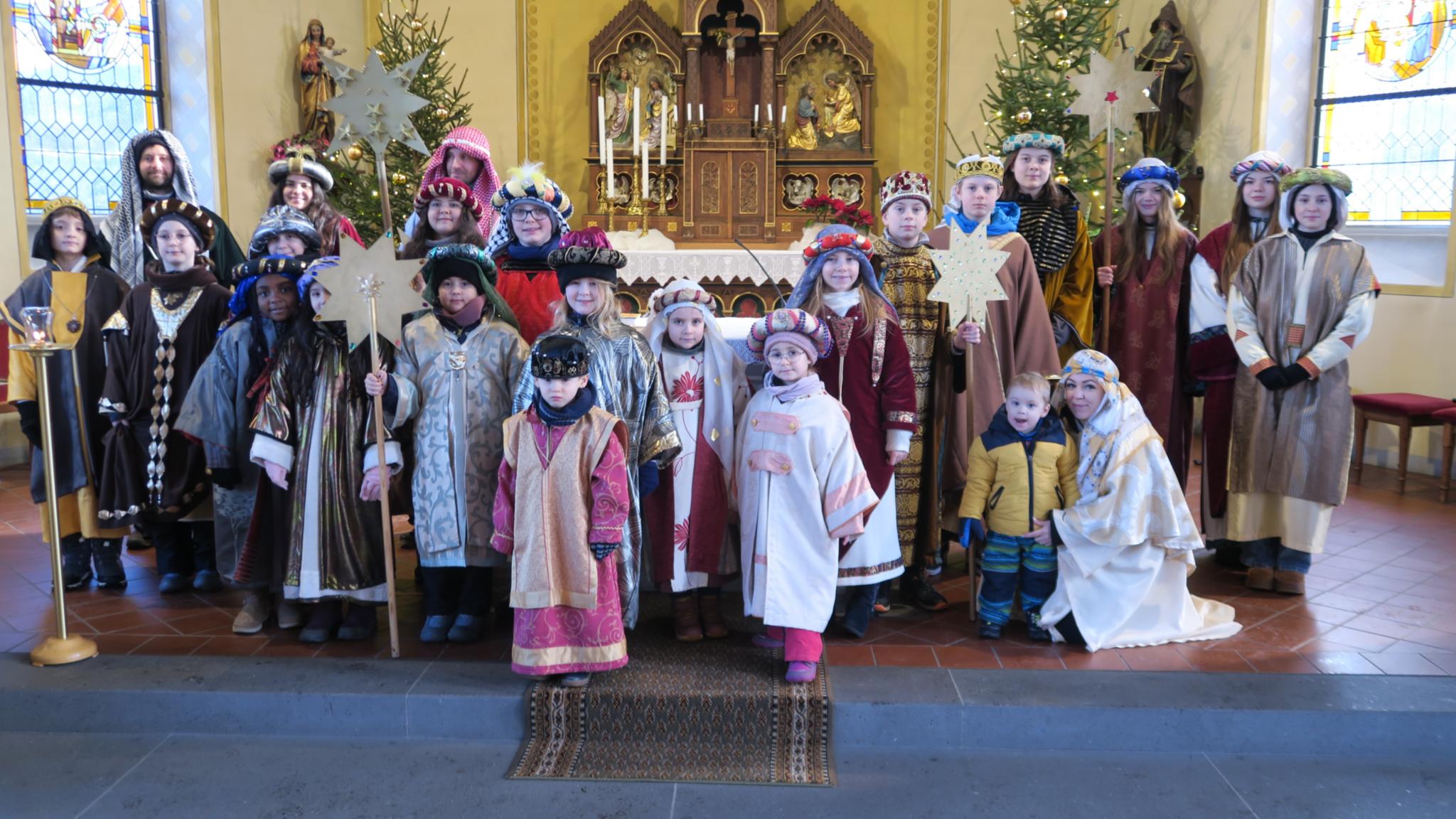 Auch die BegleiterInnen dort sind als Sternsinger angezogen. Dadurch wird deutlich, dass Sternsingen kein 'Kinderkram' ist, sondern wir alle gesendet sind, dass Evangelium zu verkünden und in den Alltag der Menschen zu bringen