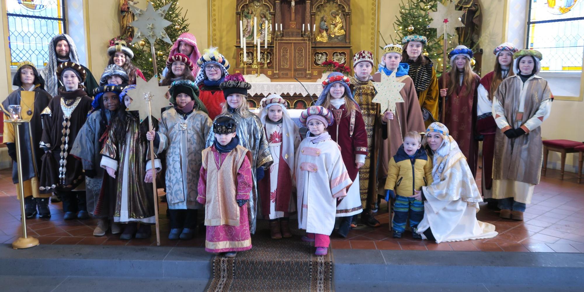 Auch die BegleiterInnen dort sind als Sternsinger angezogen. Dadurch wird deutlich, dass Sternsingen kein 'Kinderkram' ist, sondern wir alle gesendet sind, dass Evangelium zu verkünden und in den Alltag der Menschen zu bringen