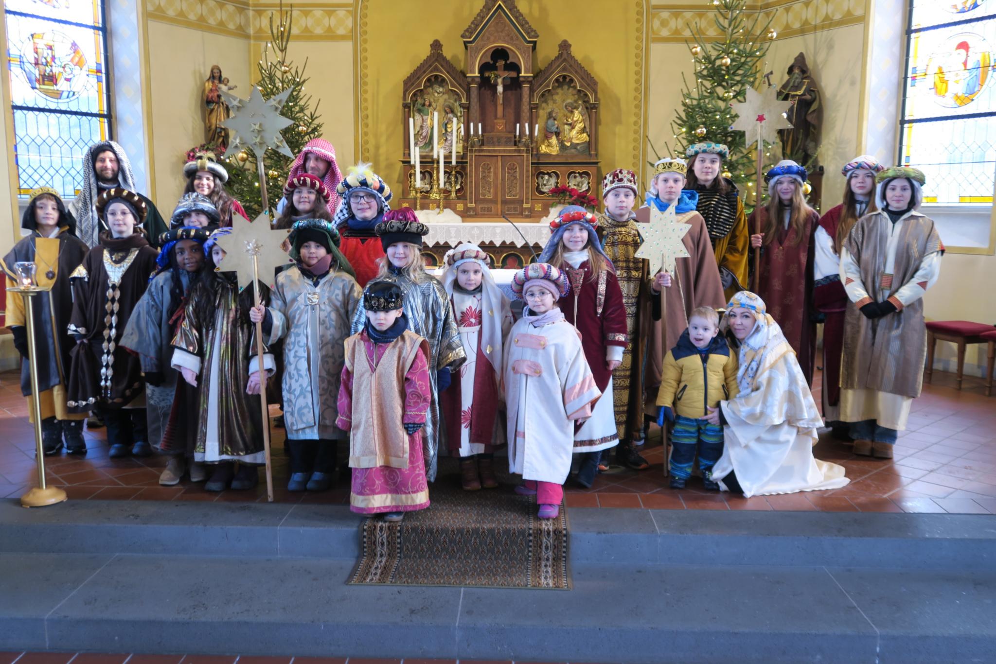 Auch die BegleiterInnen dort sind als Sternsinger angezogen. Dadurch wird deutlich, dass Sternsingen kein 'Kinderkram' ist, sondern wir alle gesendet sind, dass Evangelium zu verkünden und in den Alltag der Menschen zu bringen