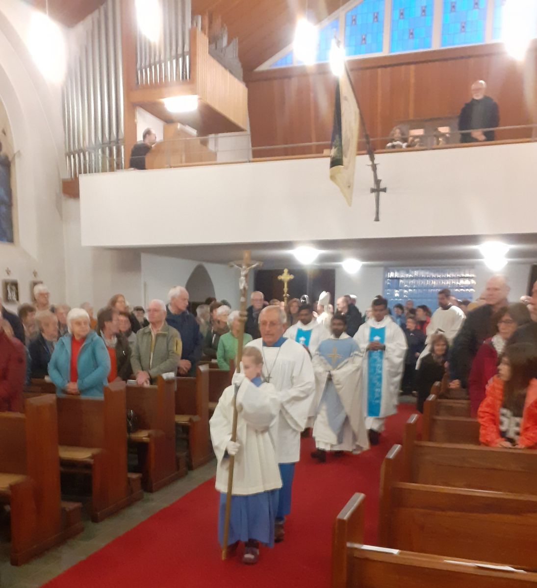 Emma Hennenhöfer mit ohrem Opa Lothar Schorn beim Ministrieren!