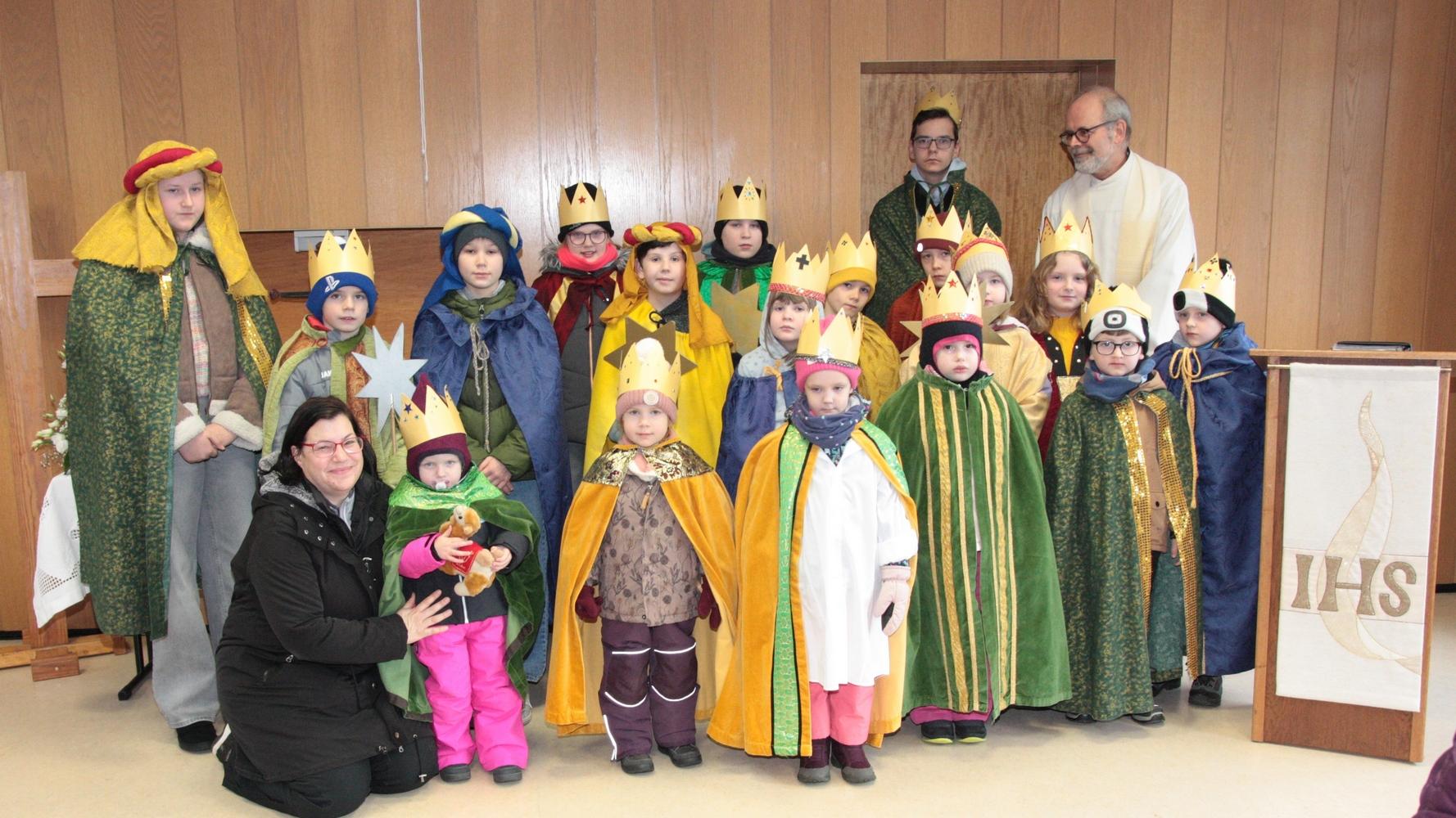 18 Sternsinger in Dichtelbach , unterstützt von 9 Erwachsenen  wurden in einem Gottesdienst von Pfarrer Jöst ausgesendet und sammelten 1724,70 €