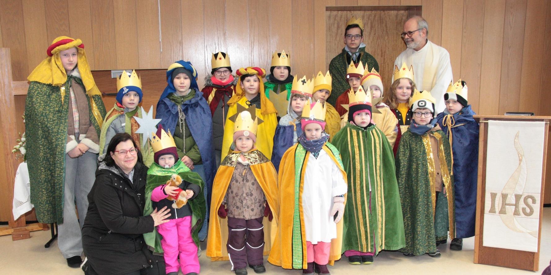 18 Sternsinger in Dichtelbach , unterstützt von 9 Erwachsenen wurden in einem Gottesdienst von Pfarrer Jöst ausgesendet und sammelten 1724,70 € (c) St. Lydia 18 Sternsinger in Dichtelbach , unterstützt von 9 Erwachsenen wurden in einem Gottesdienst von Pfarrer Jöst ausgesendet und sammelten 1724,70 €