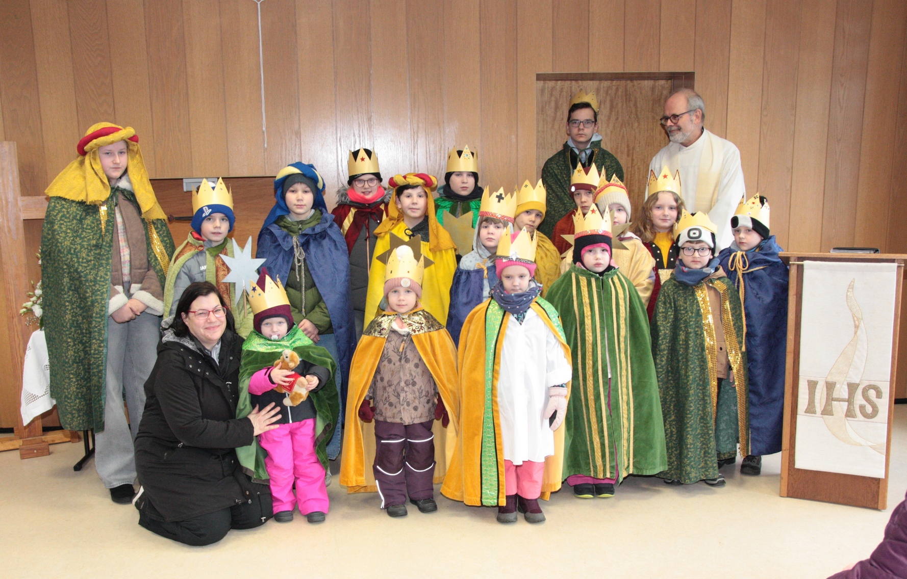 18 Sternsinger in Dichtelbach , unterstützt von 9 Erwachsenen  wurden in einem Gottesdienst von Pfarrer Jöst ausgesendet und sammelten 1724,70 €