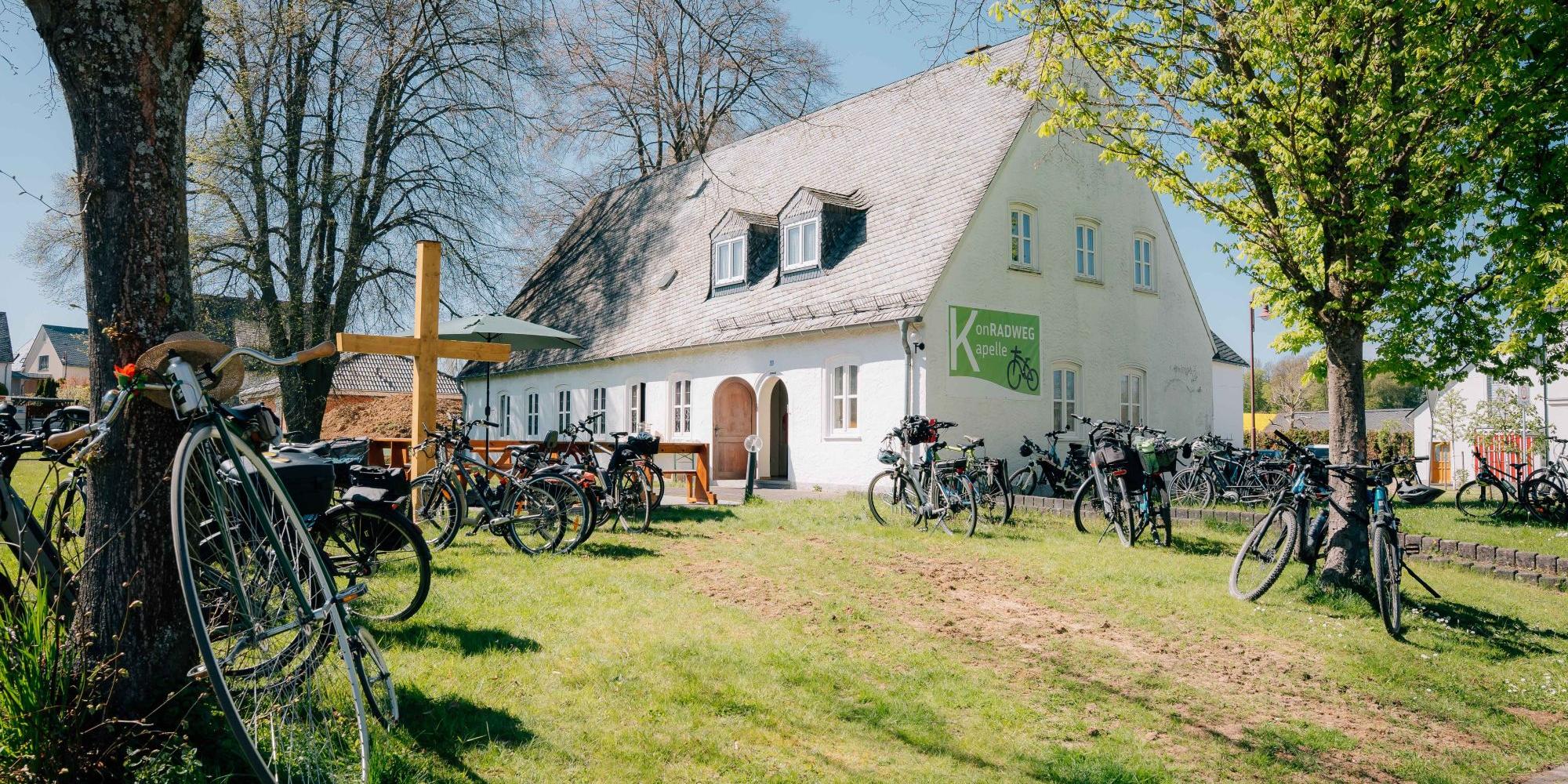 viele Radfahrer Kamen zum Eröffnungsgottesdienst der KonRADWEG-Kapelle