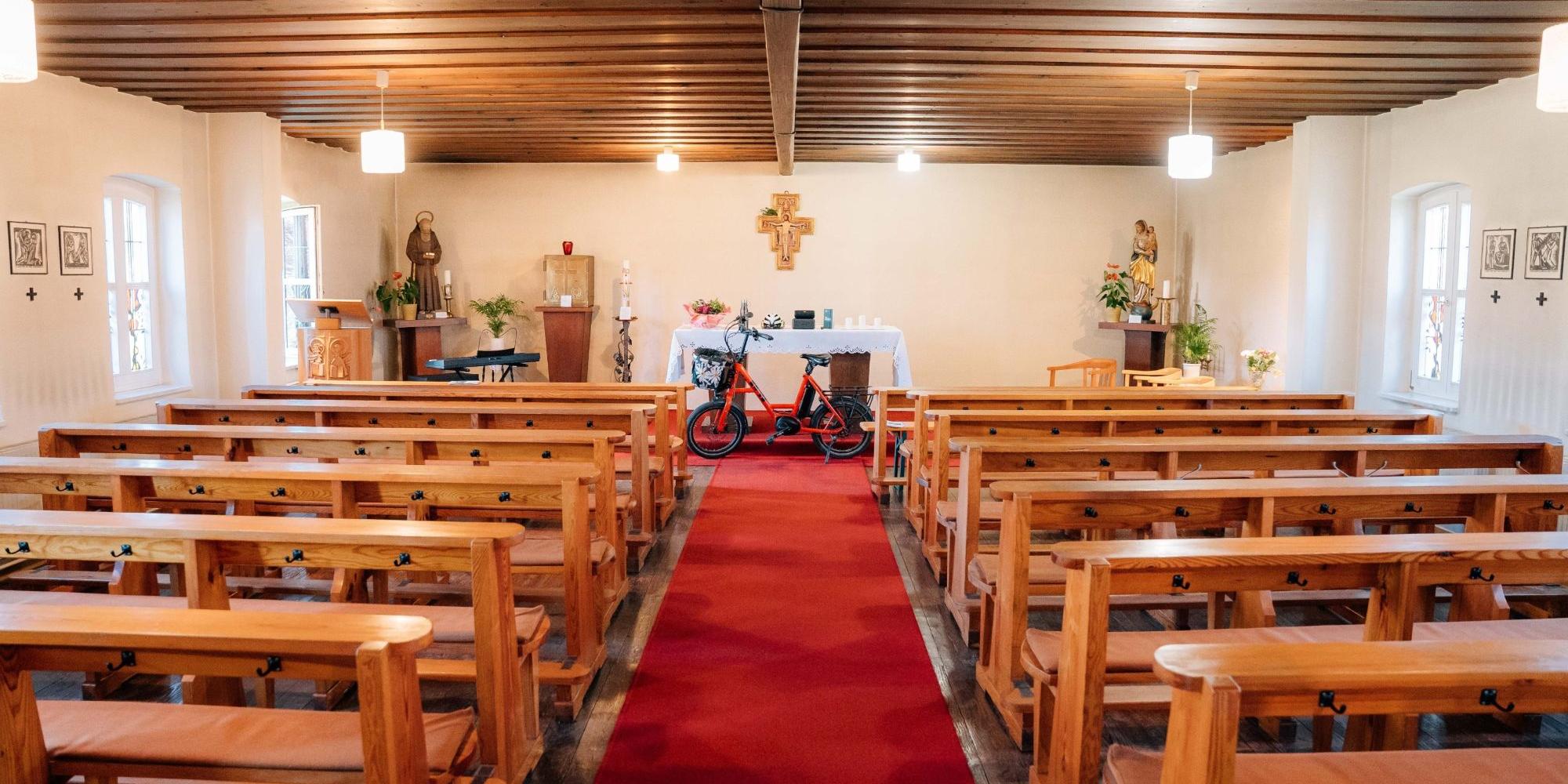 Innenansicht der Kapelle während der Radfahrersaison