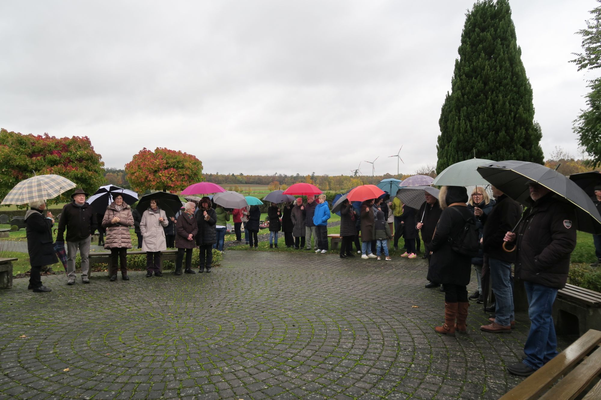Trotz regnerischem Wetter nahmen 80 Gläubige an der Gräbersegnung teil