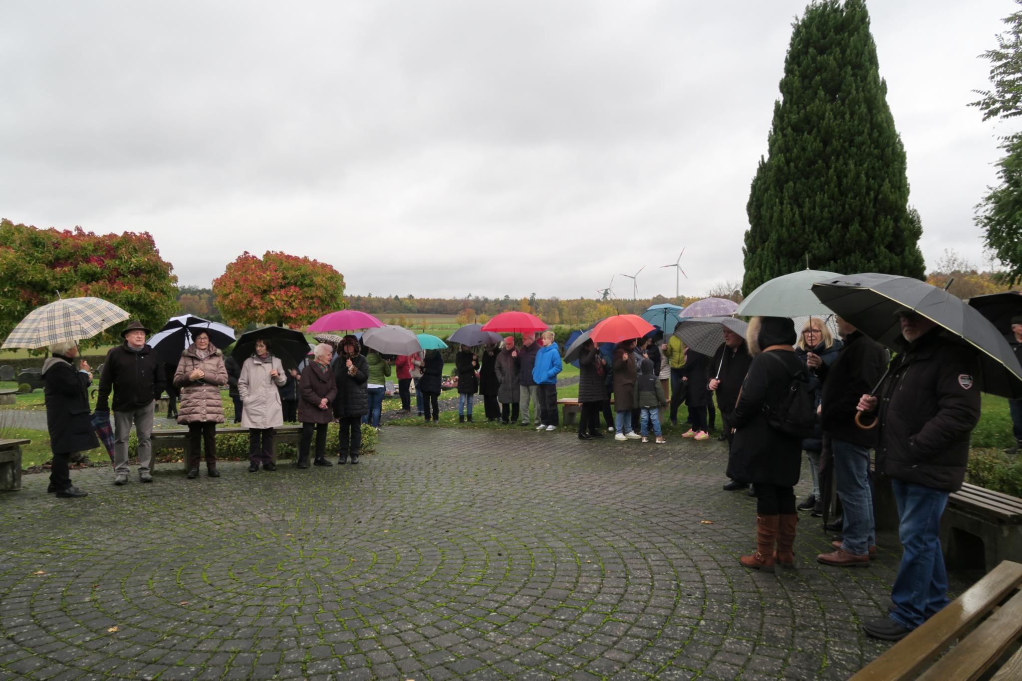 Trotz regnerischem Wetter nahmen 80 Gläubige an der Gräbersegnung teil