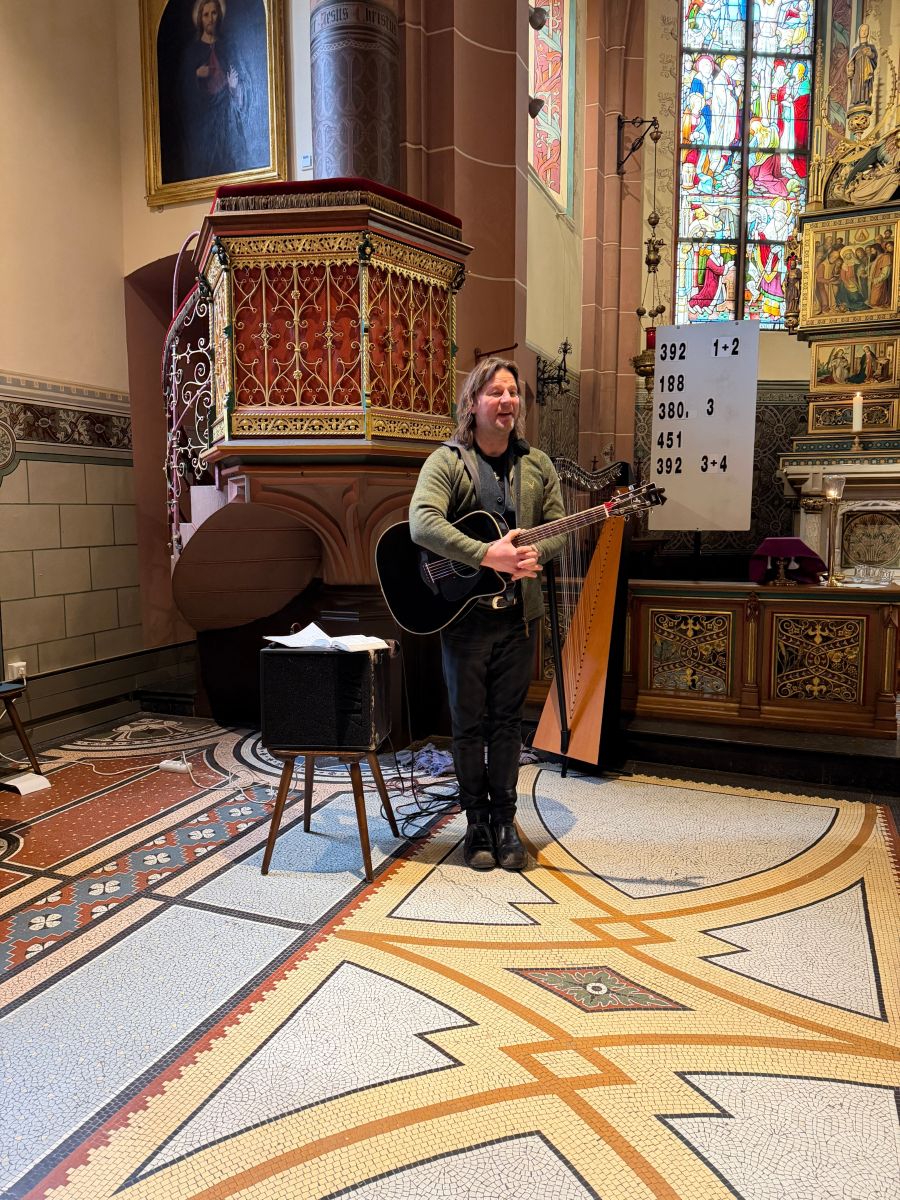 Andy Lang mit Gitarre