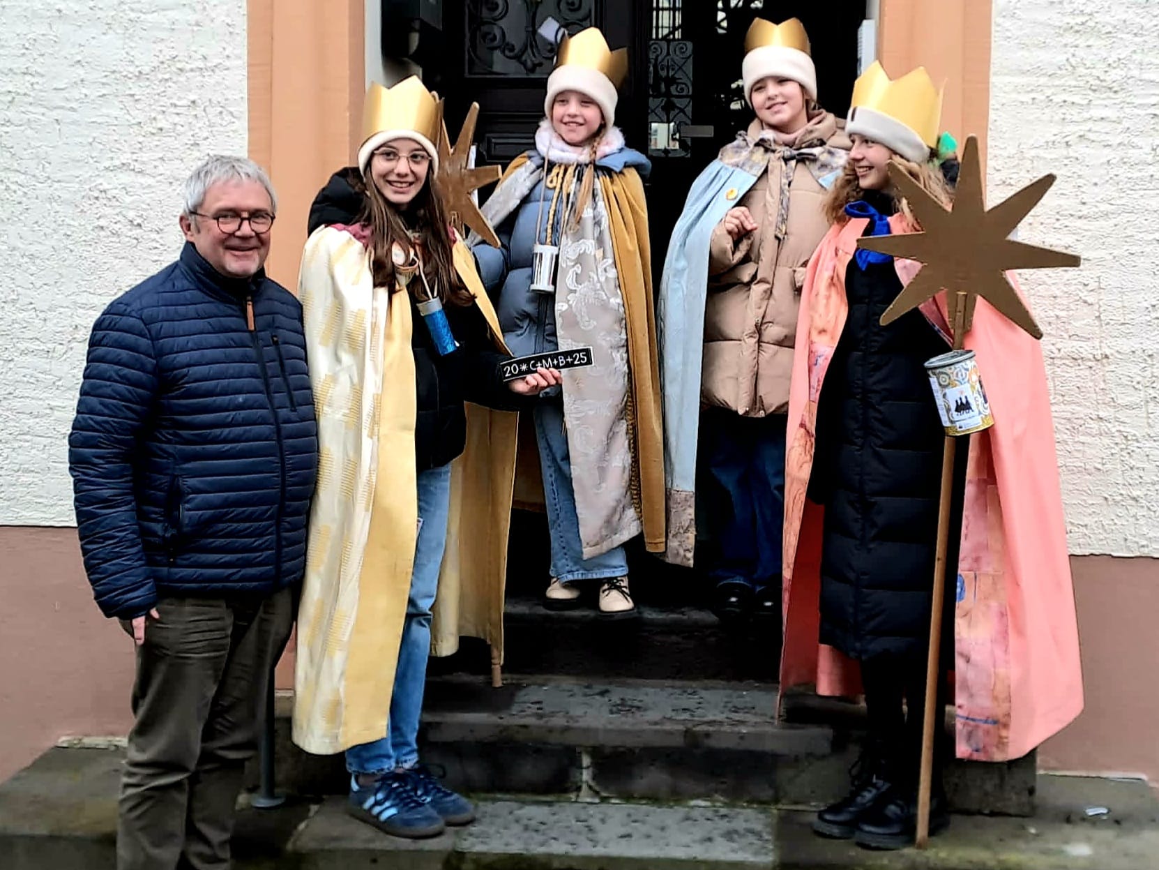Auch das Pfarrhaus in Simmern wurde von den Sternsingern gesegnet (c) St. Lydia Auch das Pfarrhaus in Simmern wurde von den Sternsingern gesegnet