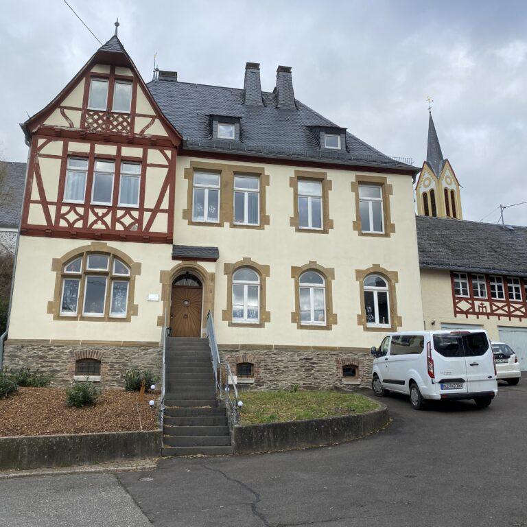 Aussenansicht-des-alten-Pfarrhauses in Biebern