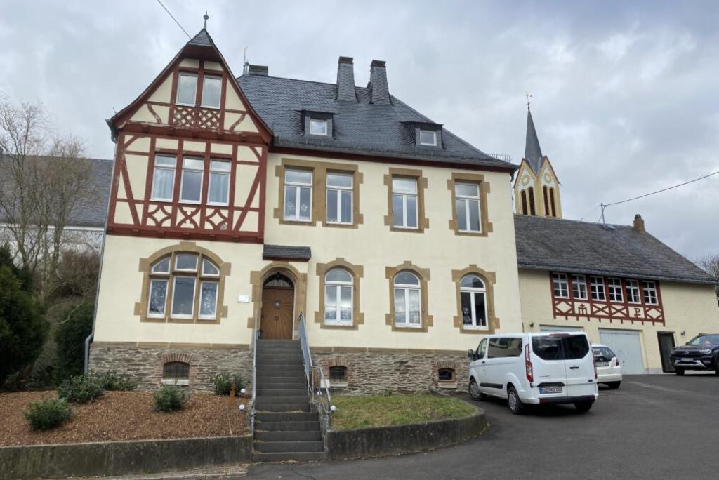 Aussenansicht-des-alten-Pfarrhauses in Biebern