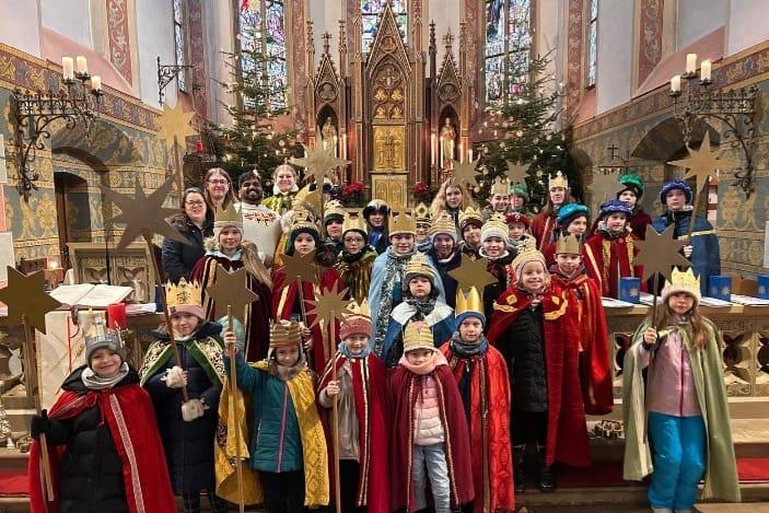 Auch in Rheinböllen gab es einen Aussendungsgottesdienst. Danach waren 41 Sternsinger, unterstützt von 19 Helfern in der Stadt unterwegs um den Segen in die Häuser zu bringen
