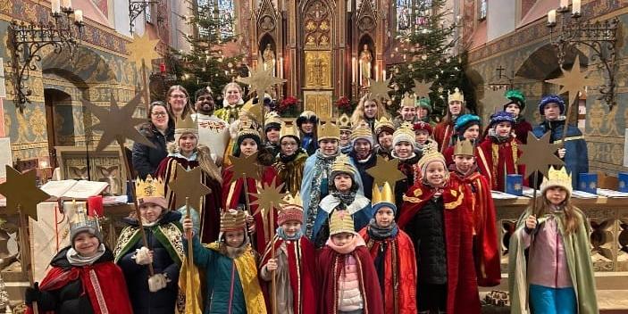 Auch in Rheinböllen gab es einen Aussendungsgottesdienst. Danach waren 41 Sternsinger, unterstützt von 19 Helfern in der Stadt unterwegs um den Segen in die Häuser zu bringen (c) St. Lydia Auch in Rheinböllen gab es einen Aussendungsgottesdienst. Danach waren 41 Sternsinger, unterstützt von 19 Helfern in der Stadt unterwegs um den Segen in die Häuser zu bringen
