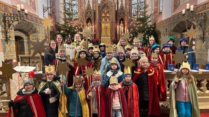 Auch in Rheinböllen gab es einen Aussendungsgottesdienst. Danach waren 41 Sternsinger, unterstützt von 19 Helfern in der Stadt unterwegs um den Segen in die Häuser zu bringen