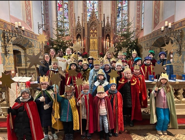 Auch in Rheinböllen gab es einen Aussendungsgottesdienst. Danach waren 41 Sternsinger, unterstützt von 19 Helfern in der Stadt unterwegs um den Segen in die Häuser zu bringen