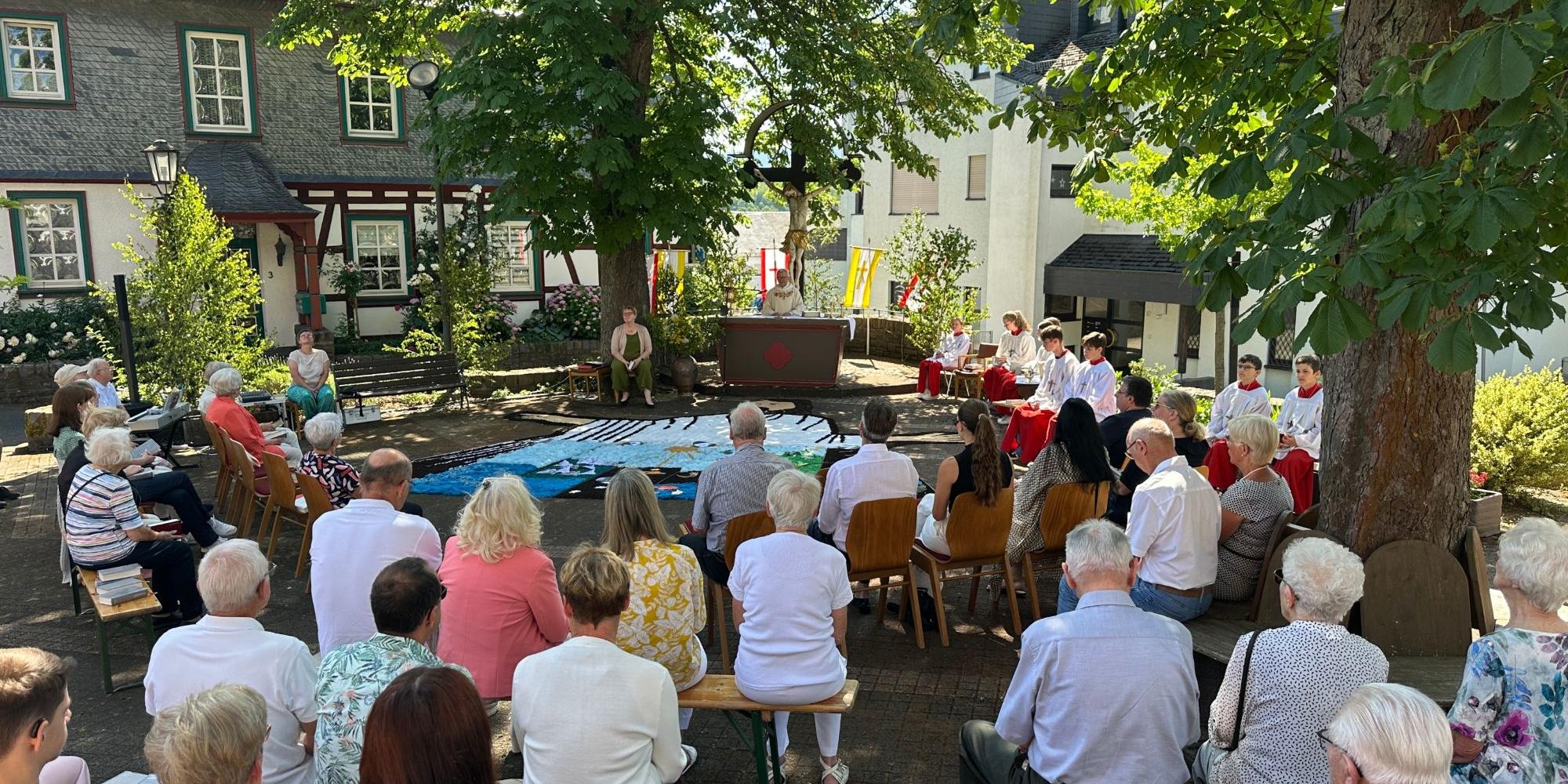 Besinnlich in den Tag starten - dann das Leben in vollen Zügen genießen - das ist die Botschaft von Kirmes und Fronleichnam in Rheinböllen (c) Josef Karl Besinnlich in den Tag starten - dann das Leben in vollen Zügen genießen - das ist die Botschaft von Kirmes und Fronleichnam in Rheinböllen