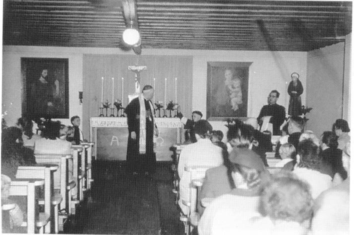 Bischof Mathias Wehr besucht die Kapelle in Külz 1955