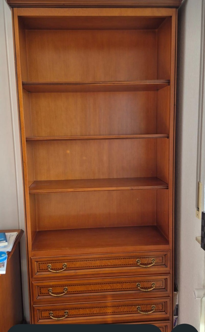 Bücherregal