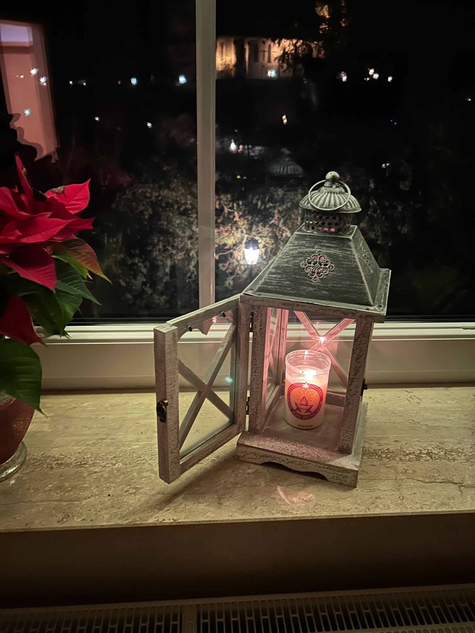 Das Friedenslicht 2025 - im Hintergrund der Hunsrück-Dom (c) Anita Breuer Das Friedenslicht 2025 - im Hintergrund der Hunsrück-Dom