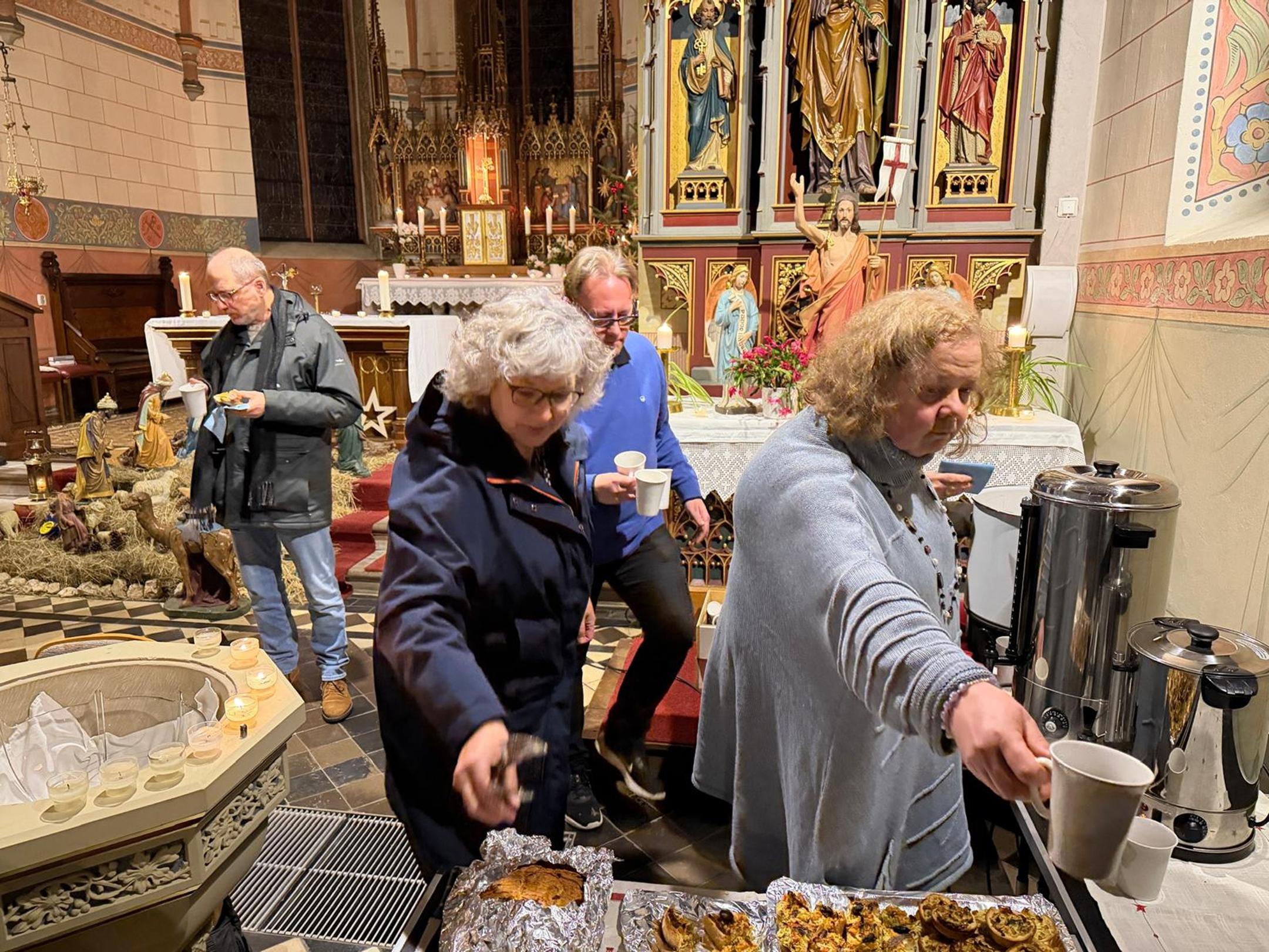 Das lokale Team Rayerschied bei der Begegnung im Anschluss an das Abendlob