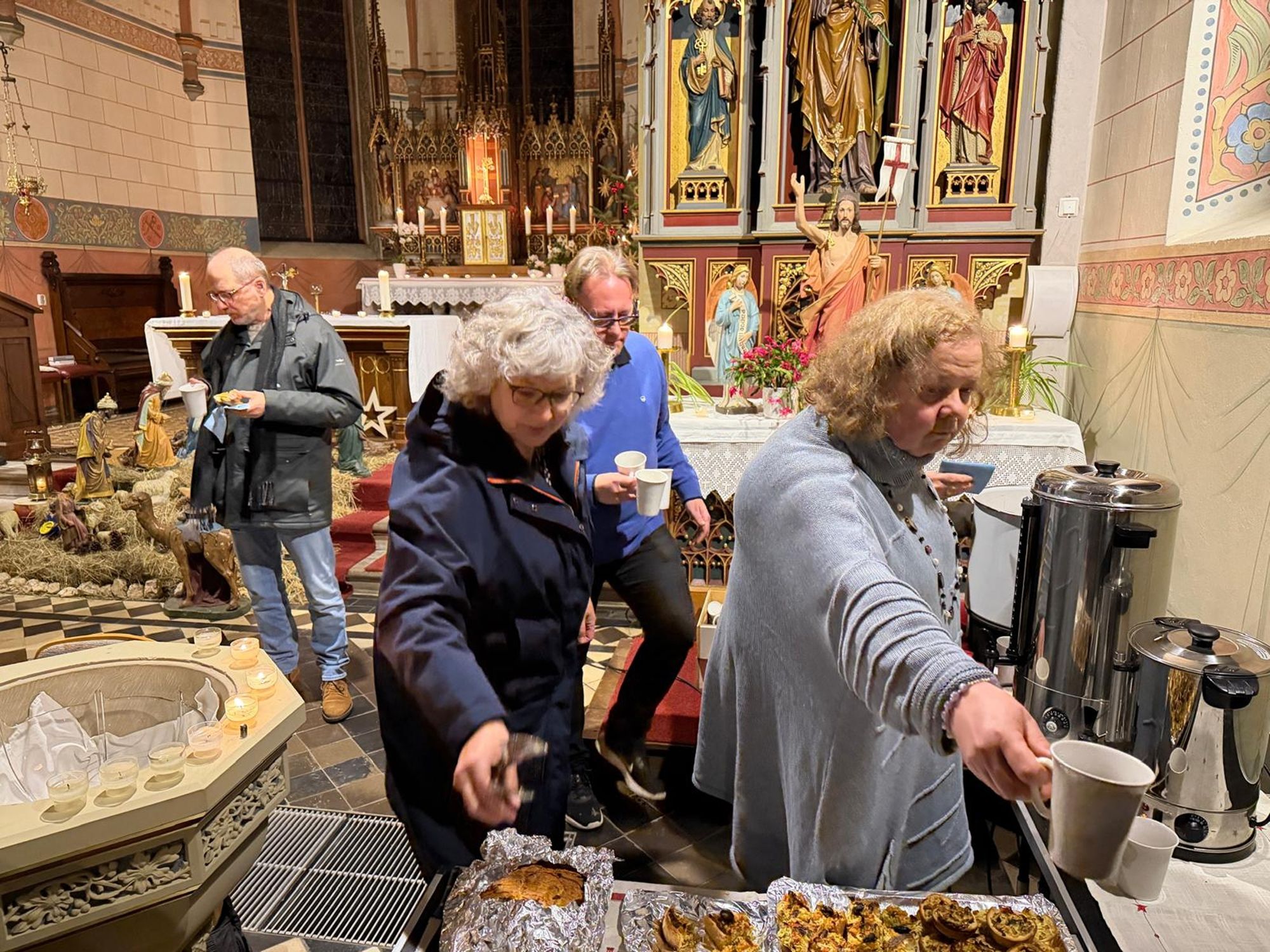 Das lokale Team Rayerschied bei der Begegnung im Anschluss an das Abendlob