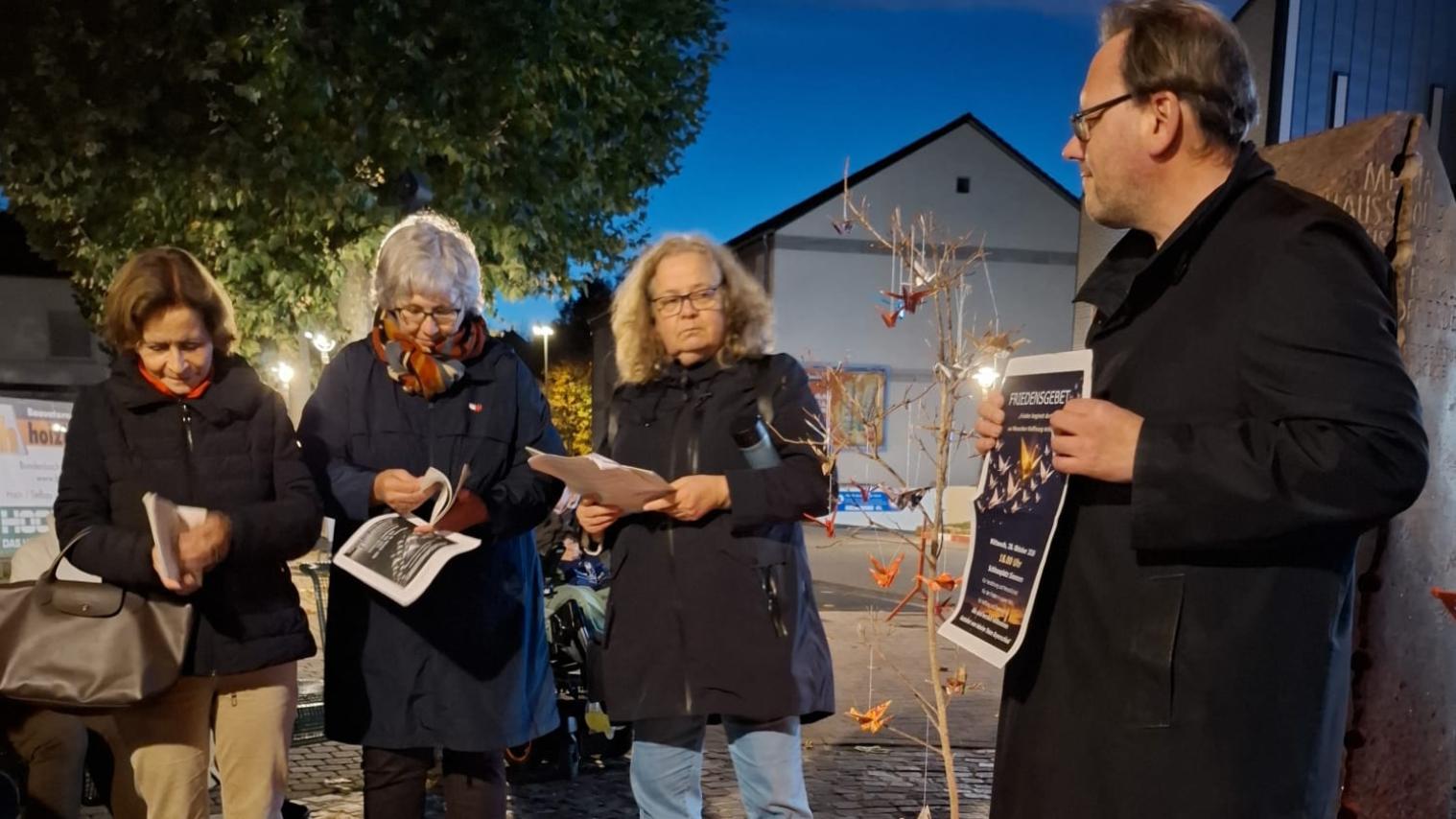 Das lokale Team Rayerschied gestaltetete ein eindruckvolles Friedensgebet mit dem Symbol von Papierkranichen