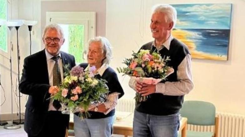 Dekan Lutz Schultz bedankte sich bei Marianne Lück und Werner Klemm für 35 Jahre Vorstandsarbeit