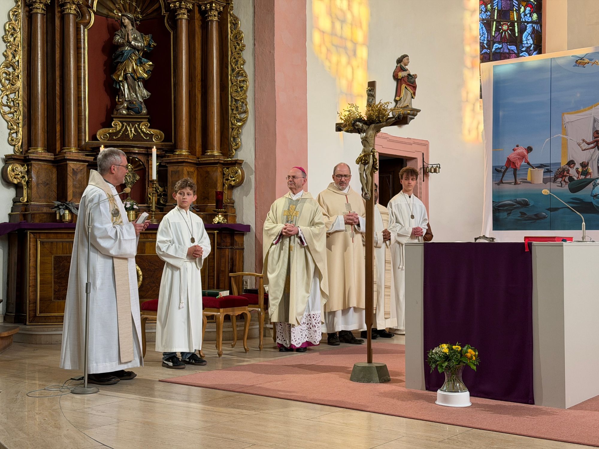 Dekan Lutz Schultz begrüßt Weihbischof Robert Brahm