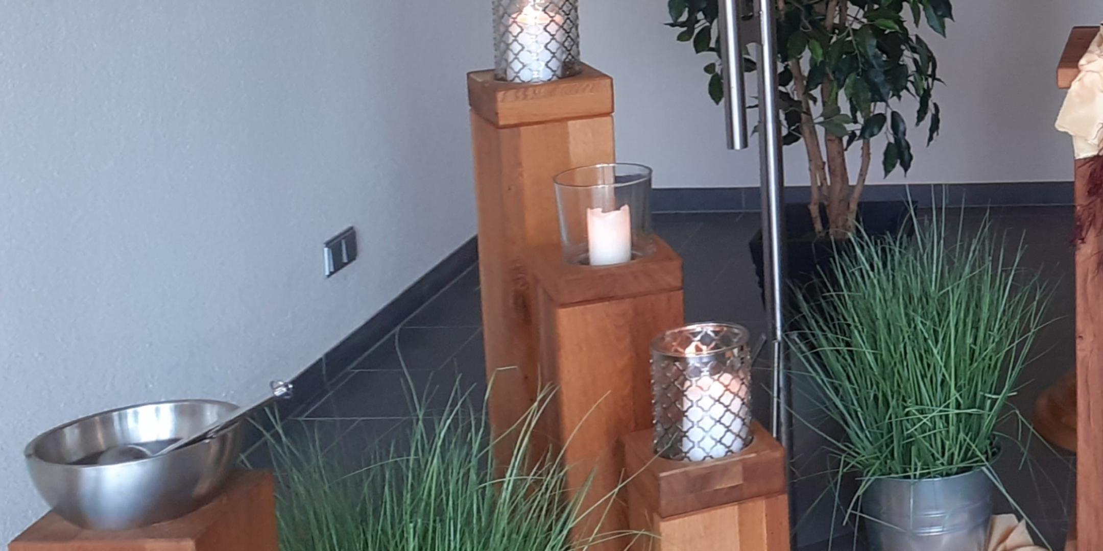 Das Dekomaterial in der Friedhofshalle wurde von der Frauengemeinschaft gespendet (c) St. Lydia Das Dekomaterial in der Friedhofshalle wurde von der Frauengemeinschaft gespendet