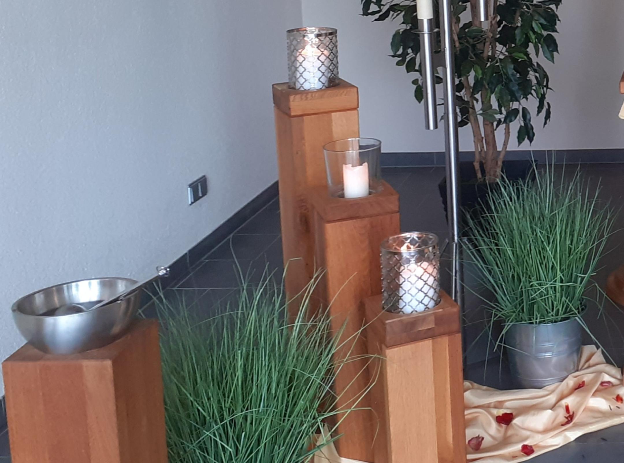 Das Dekomaterial in der Friedhofshalle wurde von der Frauengemeinschaft gespendet