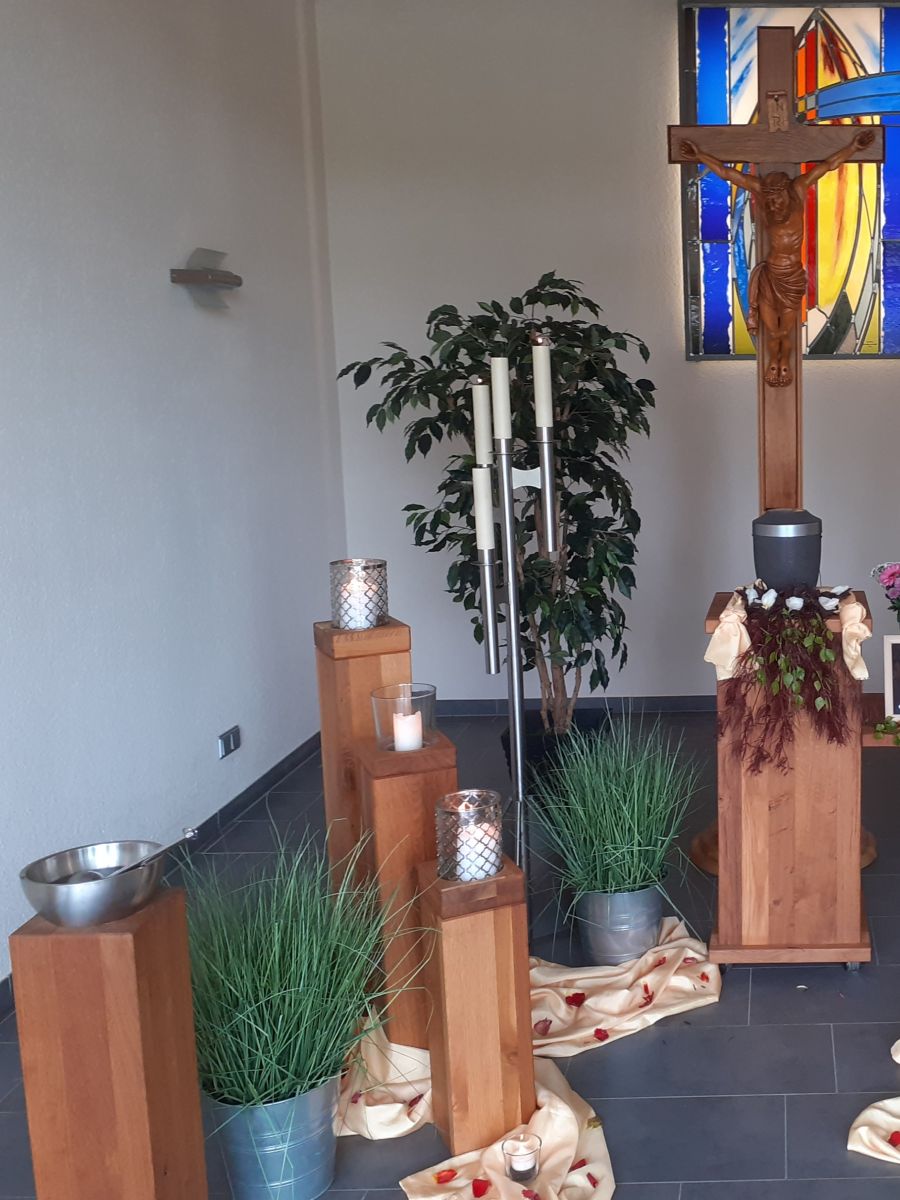 Das Dekomaterial in der Friedhofshalle wurde von der Frauengemeinschaft gespendet