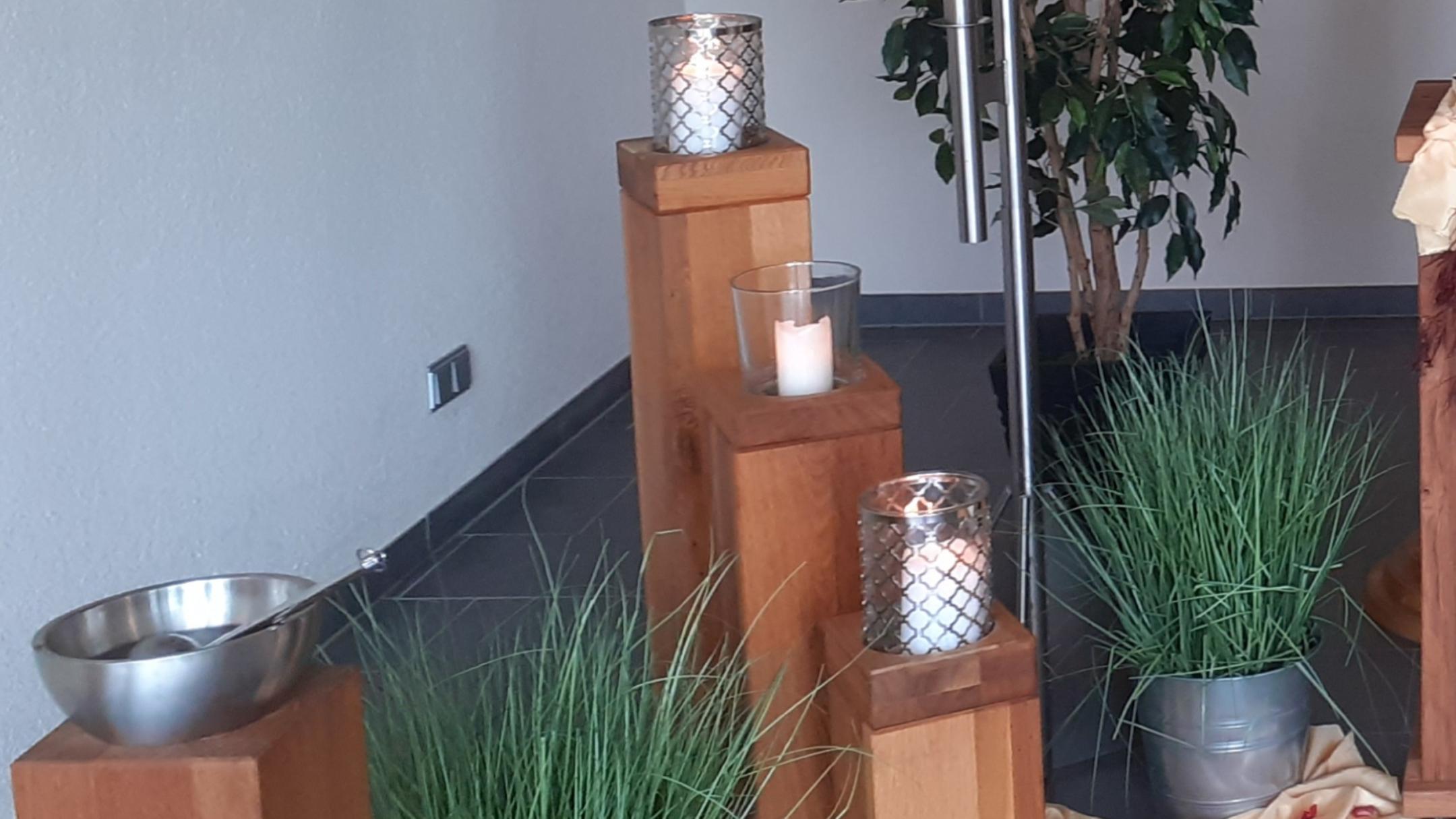 Das Dekomaterial in der Friedhofshalle wurde von der Frauengemeinschaft gespendet