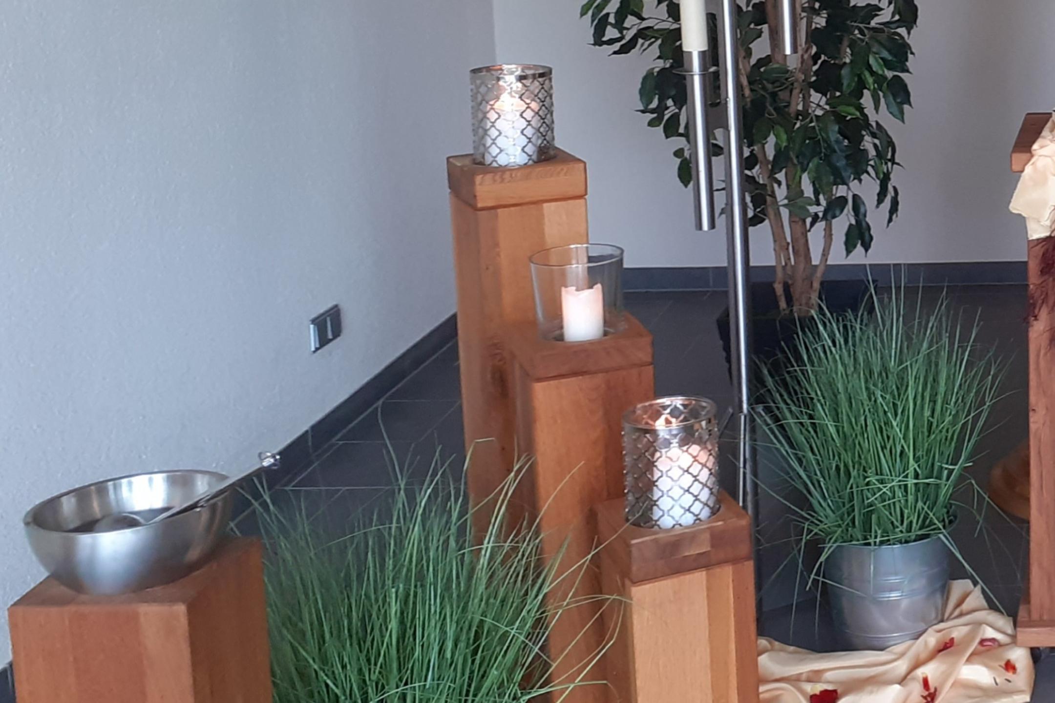 Das Dekomaterial in der Friedhofshalle wurde von der Frauengemeinschaft gespendet