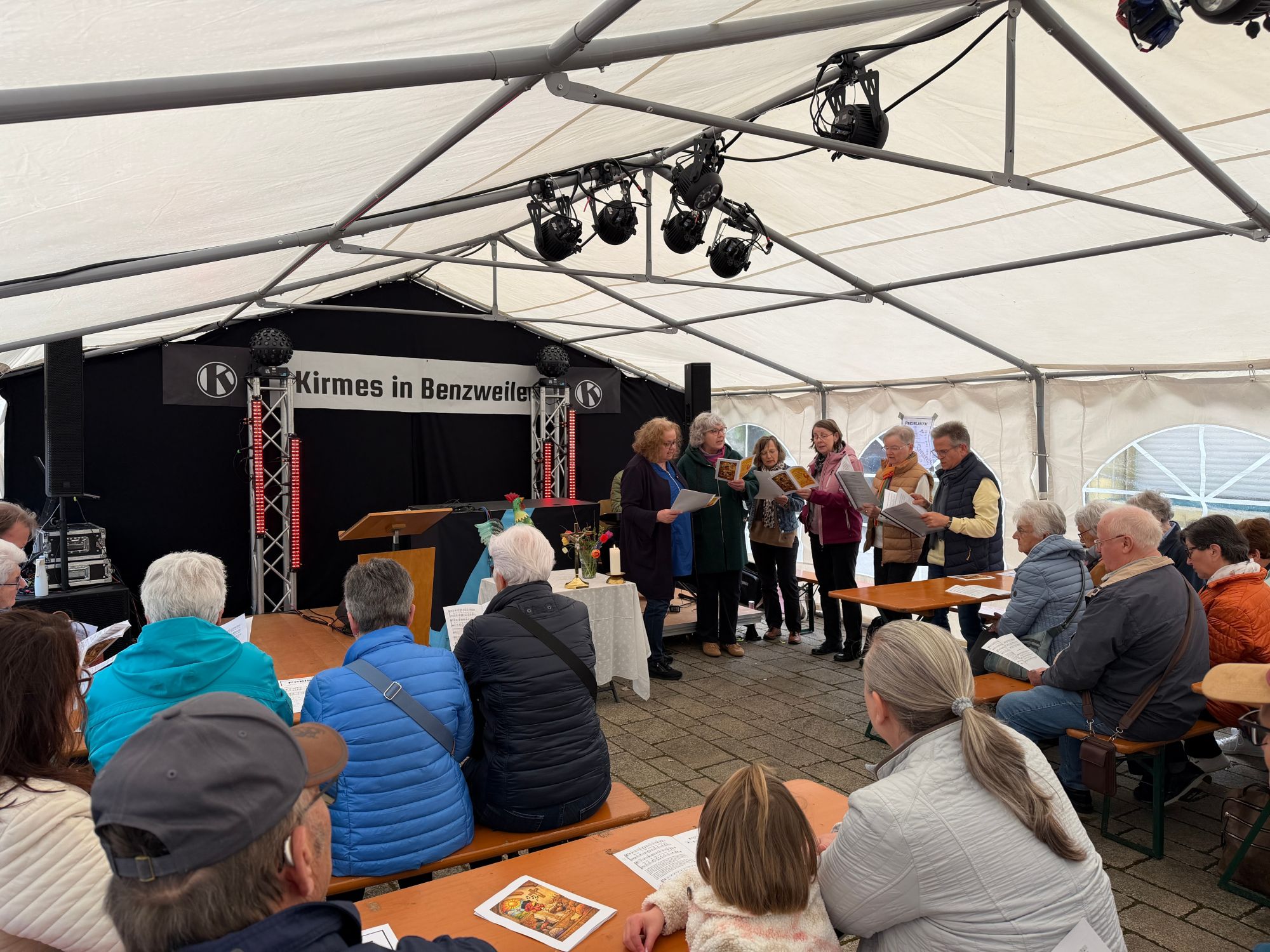 Der Singkreis gestaltete den Kirmesgottesdienst musikalisch mit