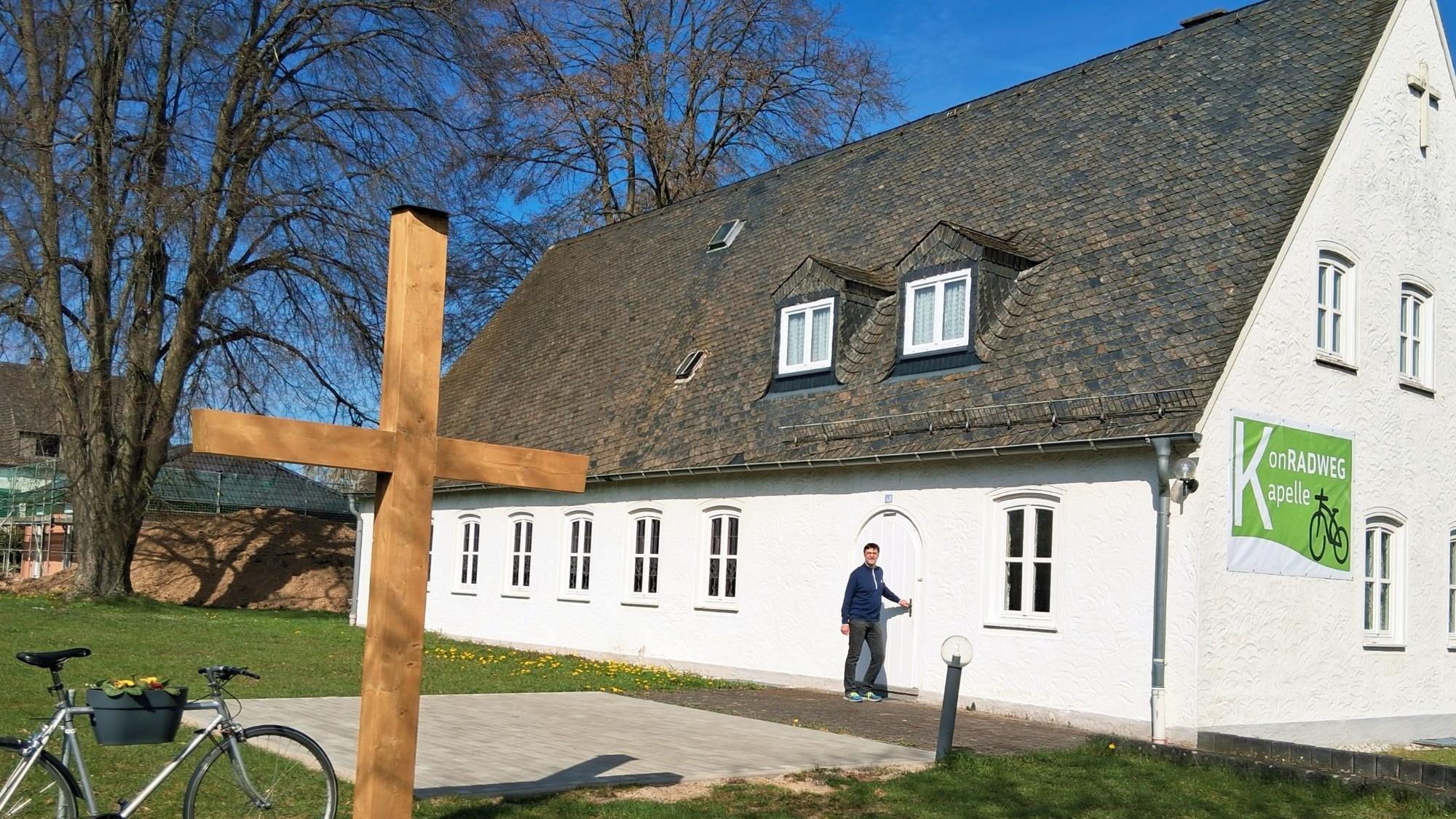Diakon Franz Jahn sorgt für offene Türen bei der neuen KonRADWEG-Kirche in Külz