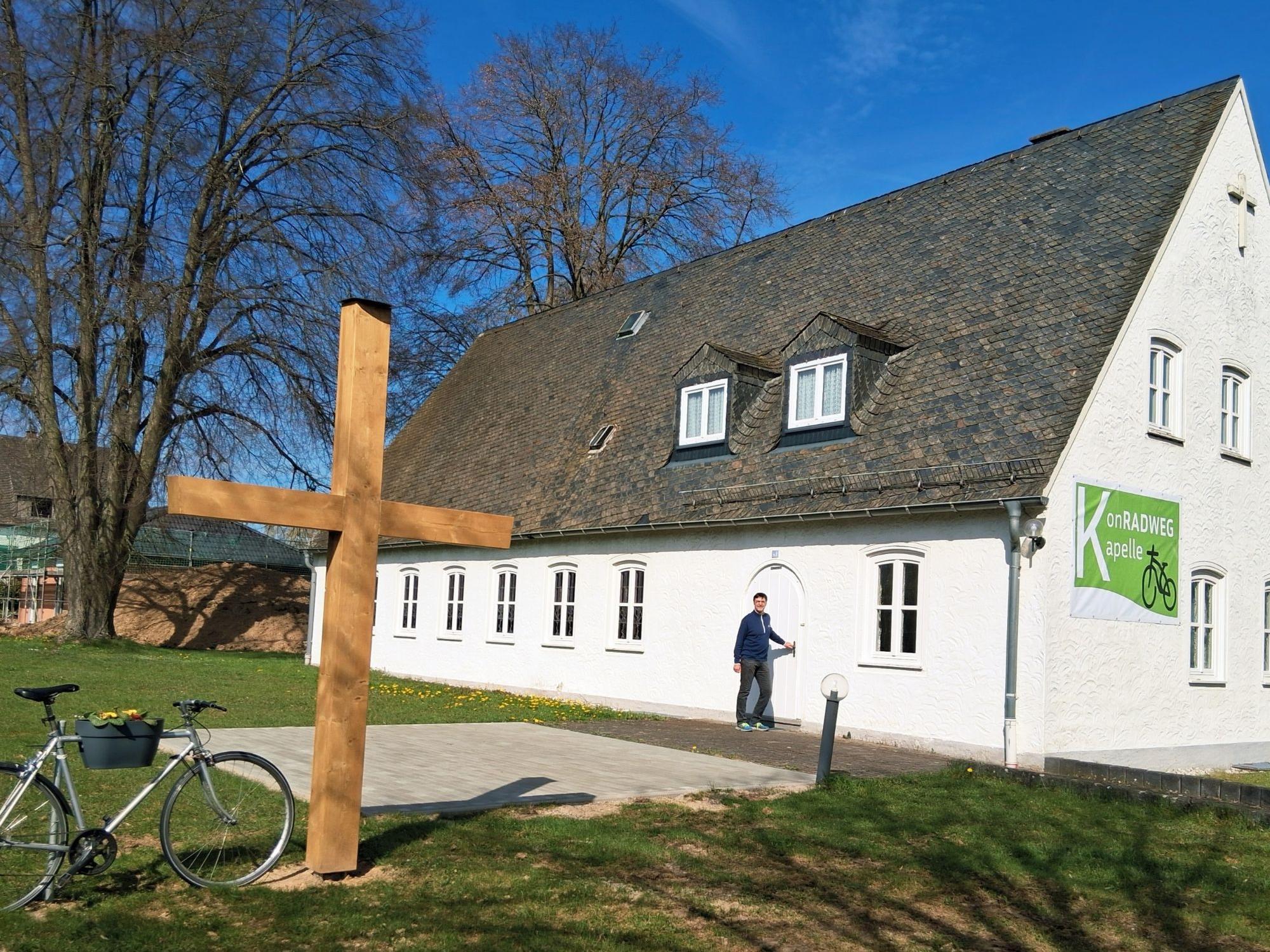 Diakon Franz Jahn sorgt für offene Türen bei der neuen KonRADWEG-Kirche in Külz (c) Pia Jahn Diakon Franz Jahn sorgt für offene Türen bei der neuen KonRADWEG-Kirche in Külz