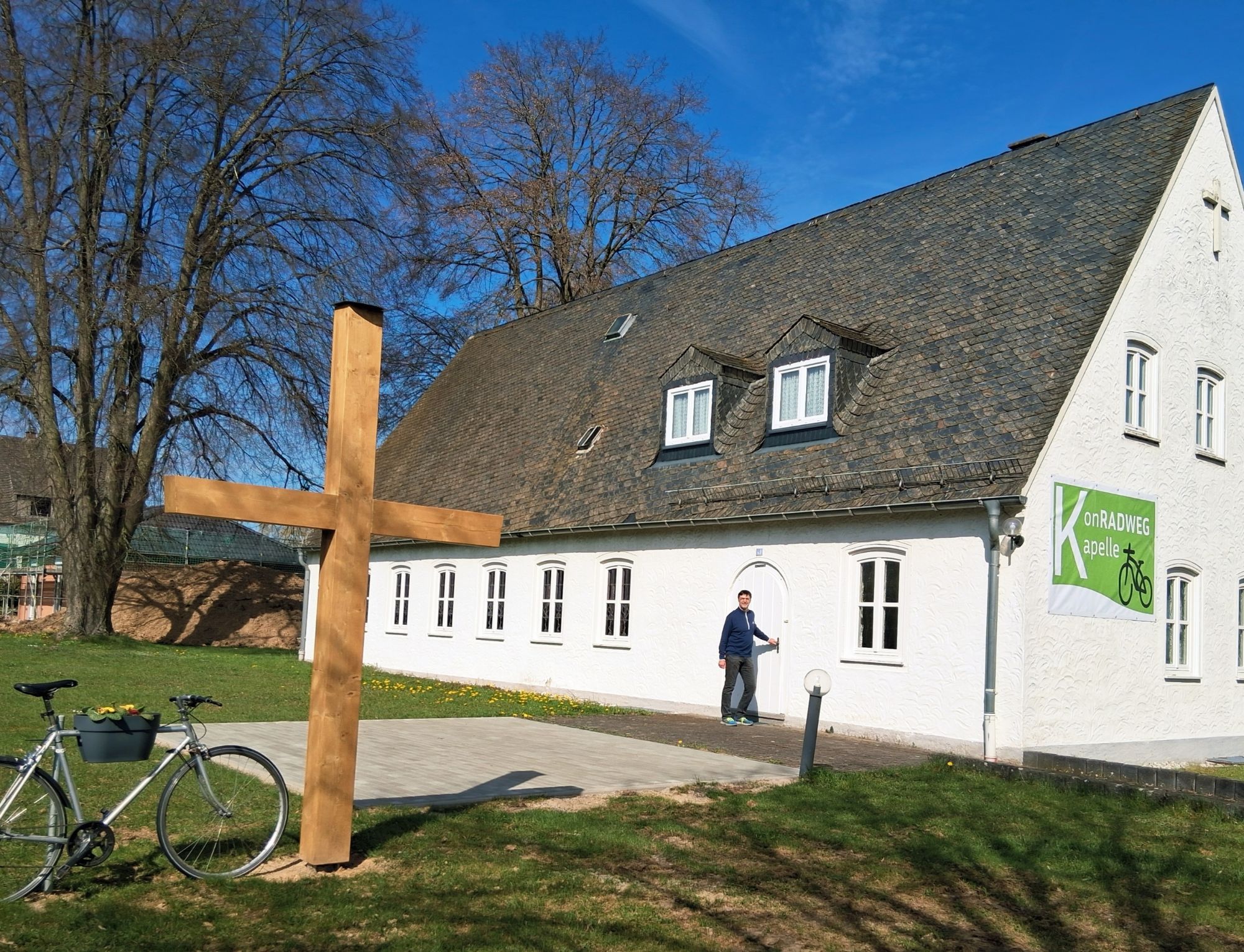 Diakon Franz Jahn sorgt für offene Türen bei der neuen KonRADWEG-Kirche in Külz