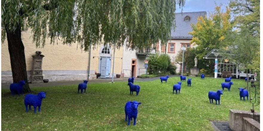 Die Blaue Friedensherde im Pfarrgarten St. Josef (c) Senta Schneider Die Blaue Friedensherde im Pfarrgarten St. Josef