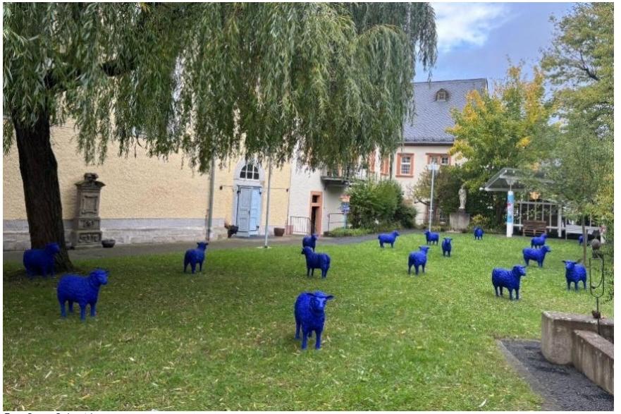 Die Blaue Friedensherde im Pfarrgarten St. Josef