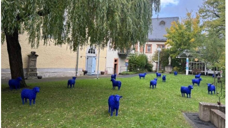 Die Blaue Friedensherde im Pfarrgarten St. Josef