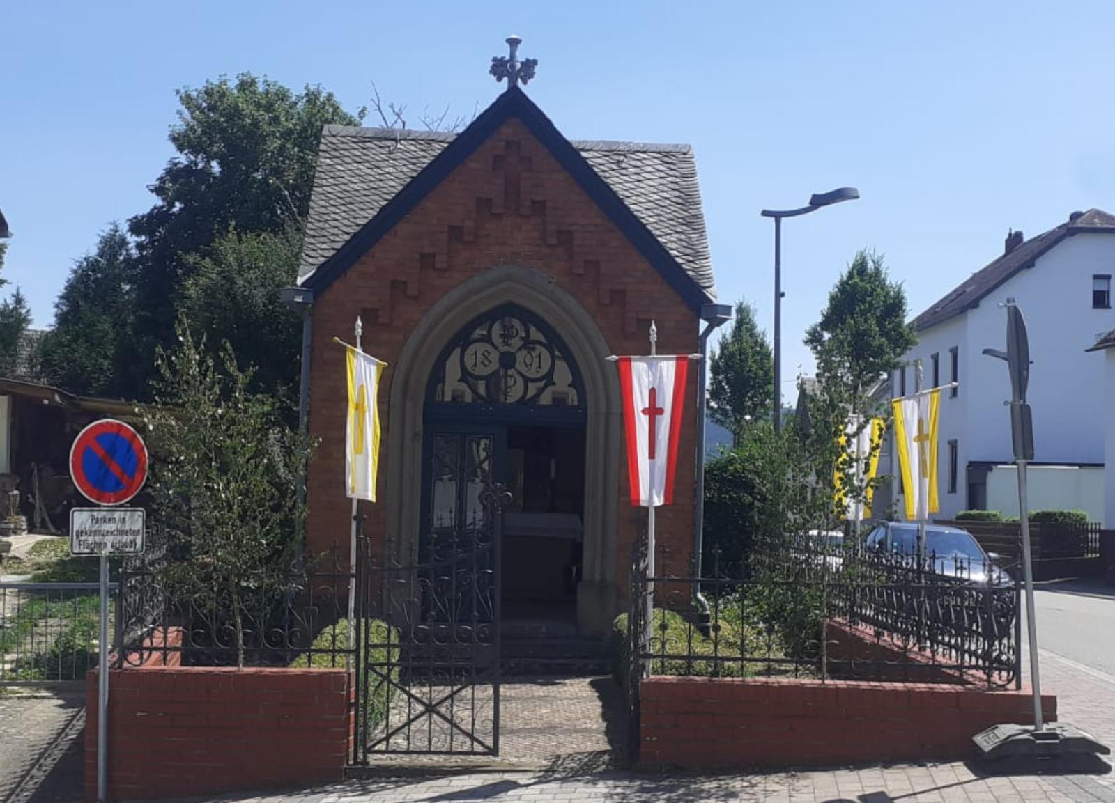 Die Fronleichnamskapelle wurde zur Kirmes 2025 schön mit Fahnen geschmückt (c) St. Lydia Die Fronleichnamskapelle wurde zur Kirmes 2025 schön mit Fahnen geschmückt