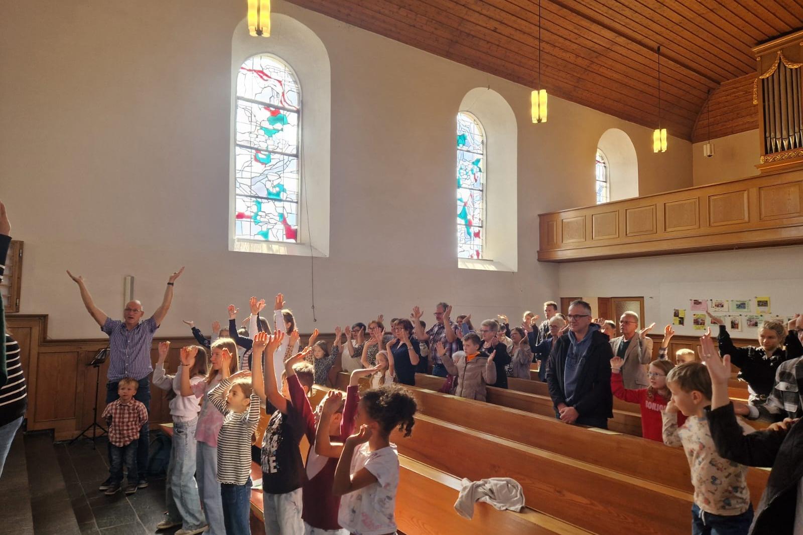 Die Kinder machten begeistert mit beim Etntedankgottesdienst in Biebern
