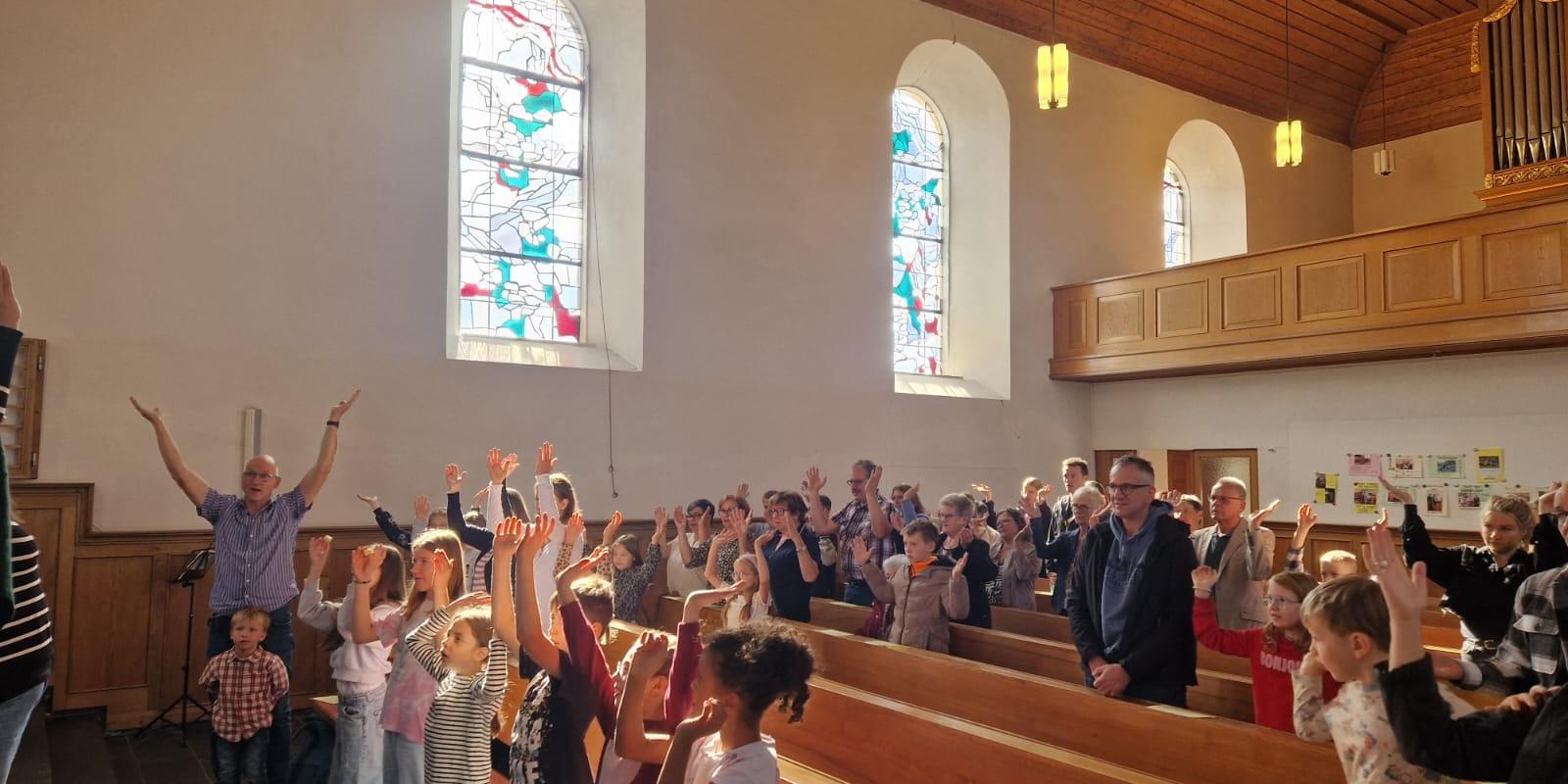 Die Kinder machten begeistert mit beim Etntedankgottesdienst in Biebern (c) Bettina Klöckner Die Kinder machten begeistert mit beim Etntedankgottesdienst in Biebern