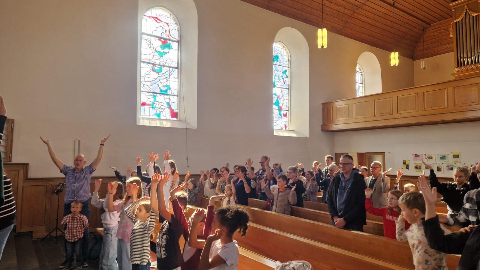 Die Kinder machten begeistert mit beim Etntedankgottesdienst in Biebern