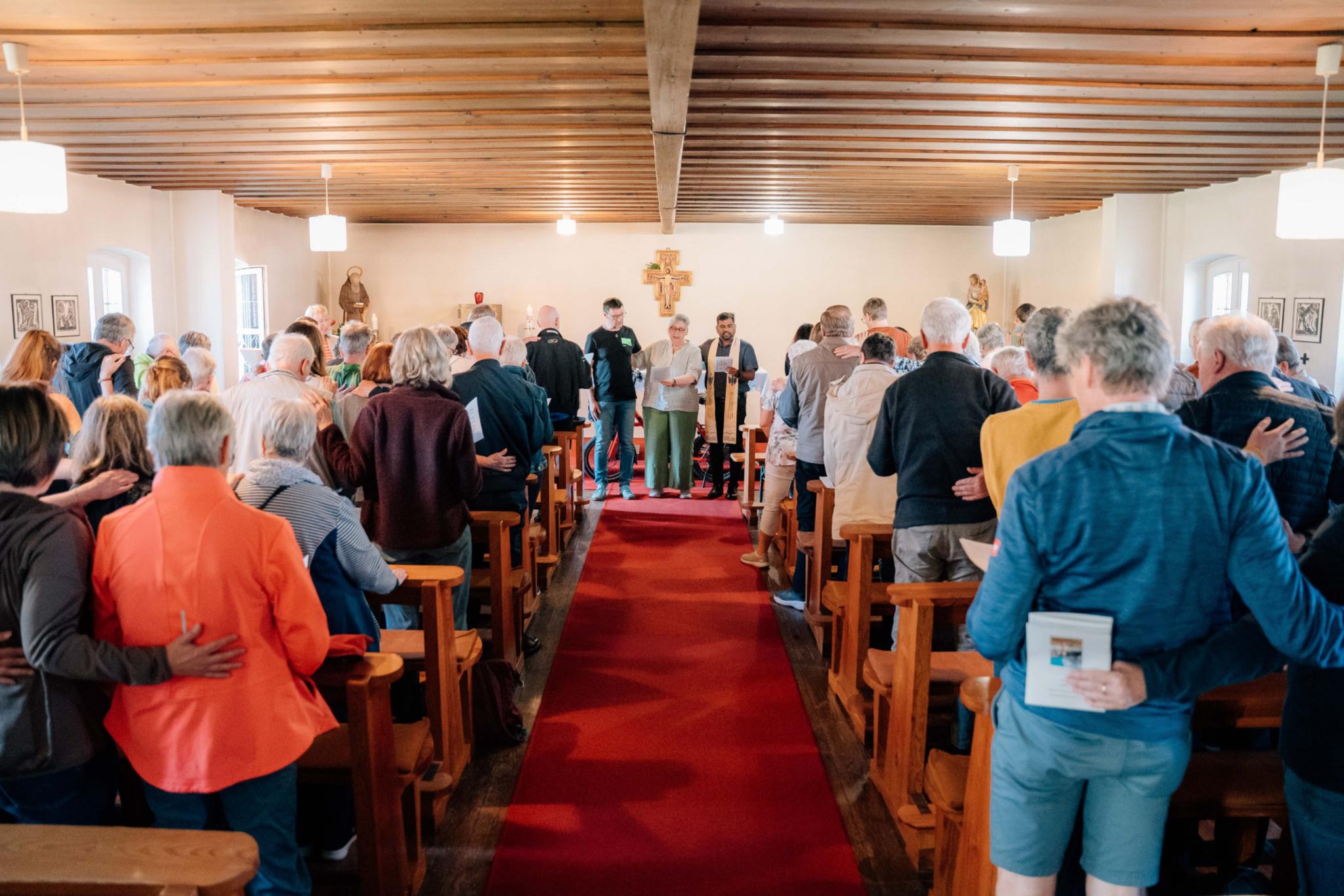 Die Kirchenbesucher spendeten sich den Segen gegenseitig