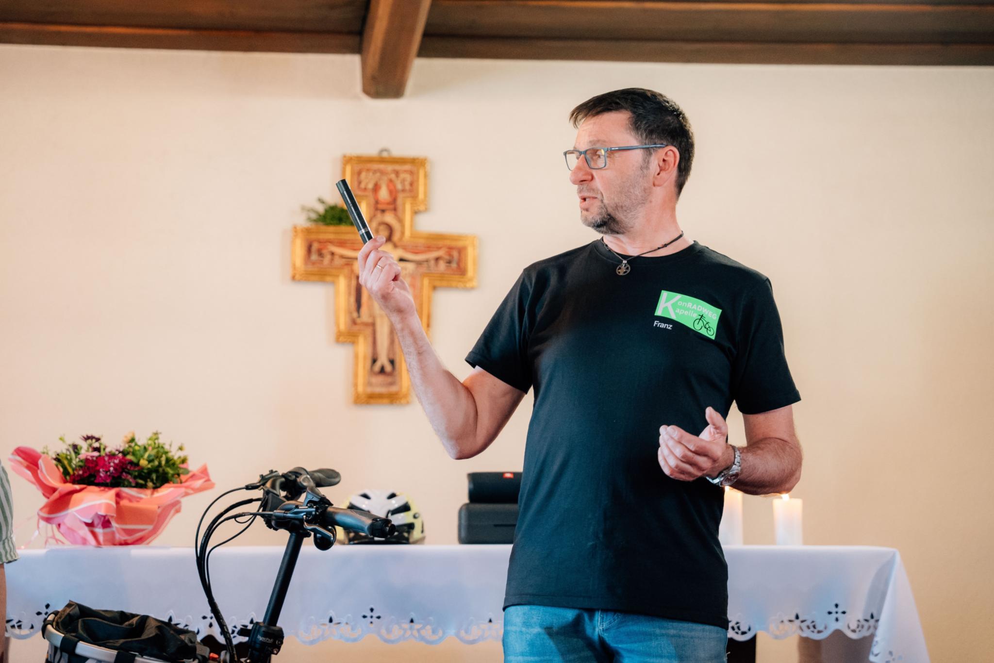 Die Luftpumpe als Symbol für den Heiligen Geist steht für den Aufwind den die Kirche braucht