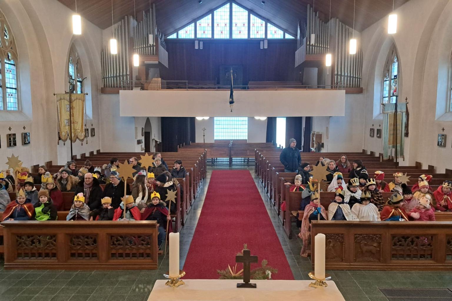 Die Sternsinger in Kisselbach wurden in einen Gottesdienst von Diakon Andreas Denner ausgesendet